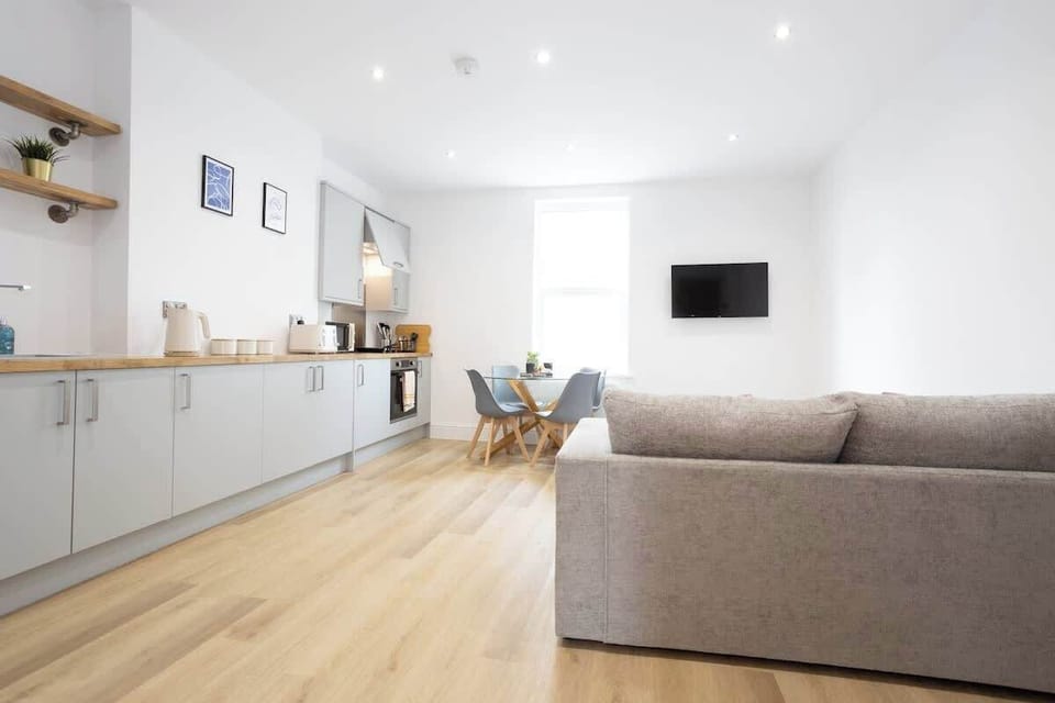 The open-plan living space benefits from a double sofa-bed, a 4-seater dining table and a fully equipped kitchen with everything you need for a short or long-term stay in Manchester.