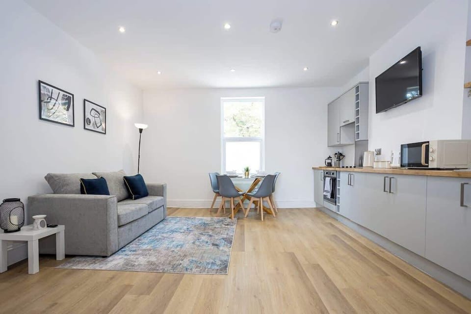 The open-plan living space benefits from a double sofa-bed, a 4-seater dining table and a fully equipped kitchen with everything you need for a short or long-term stay in Manchester.