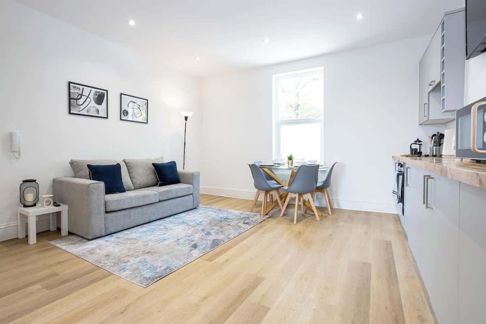 The open-plan living space benefits from a double sofa-bed, a 4-seater dining table and a fully equipped kitchen with everything you need for a short or long-term stay in Manchester.