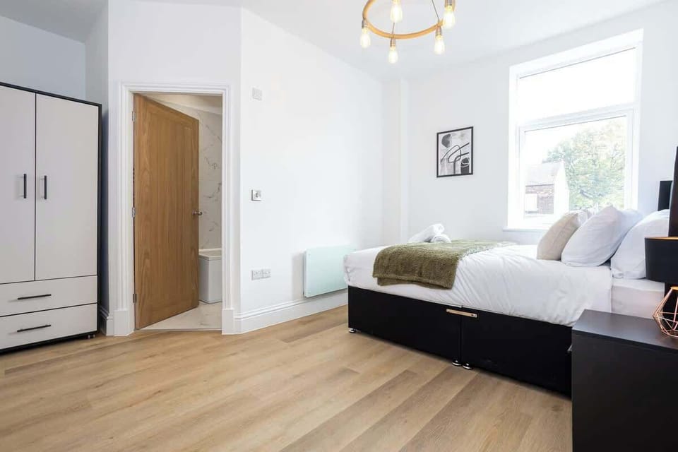 The bedroom benefits from a luxury en-suite bathroom, a king-size bed and plenty of storage.