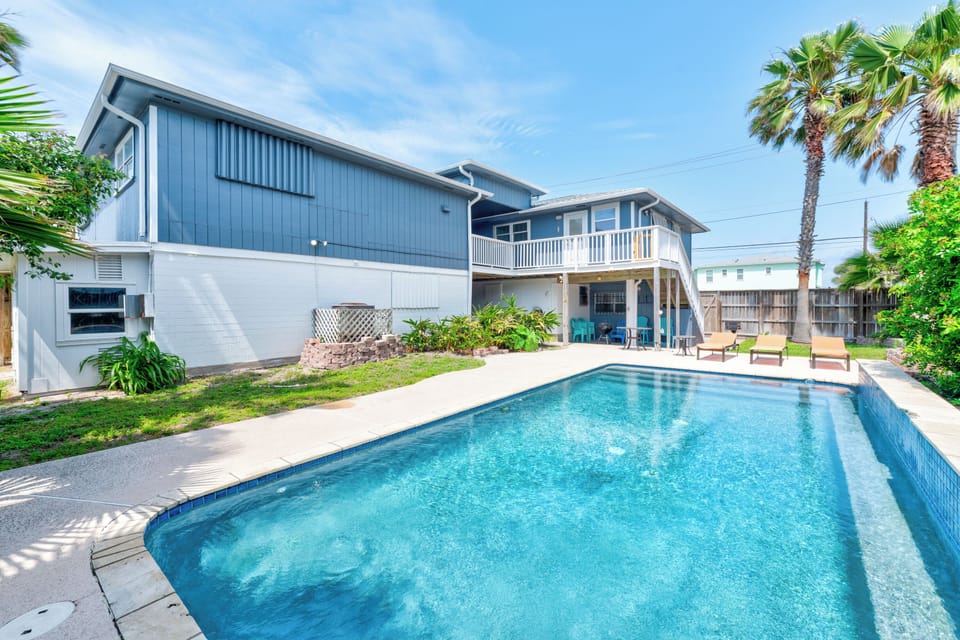 Private Pool - Your Gateway to Refreshment and Relaxation – Discover Our Pool! 8 new pool loungers now surround the pool.