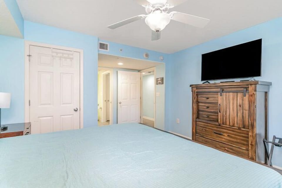 Bedroom 3 with King Size Bed and TV