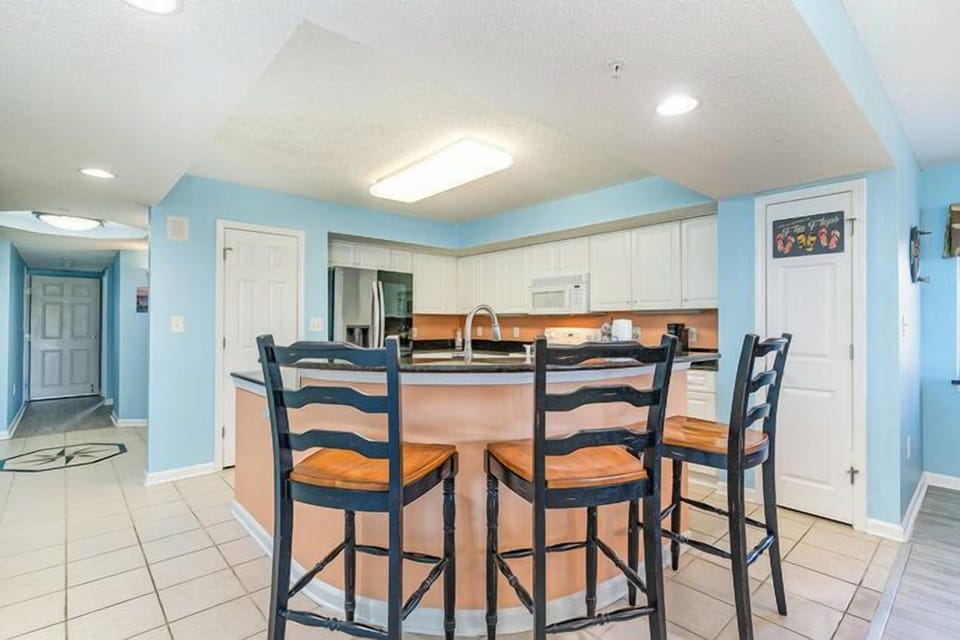 Kitchen/Bar Sitting Area