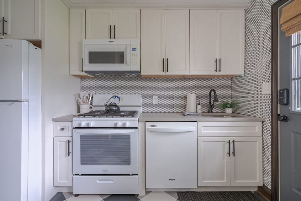 Gas oven, dishwasher, and microwave —we`ve got what you need!
