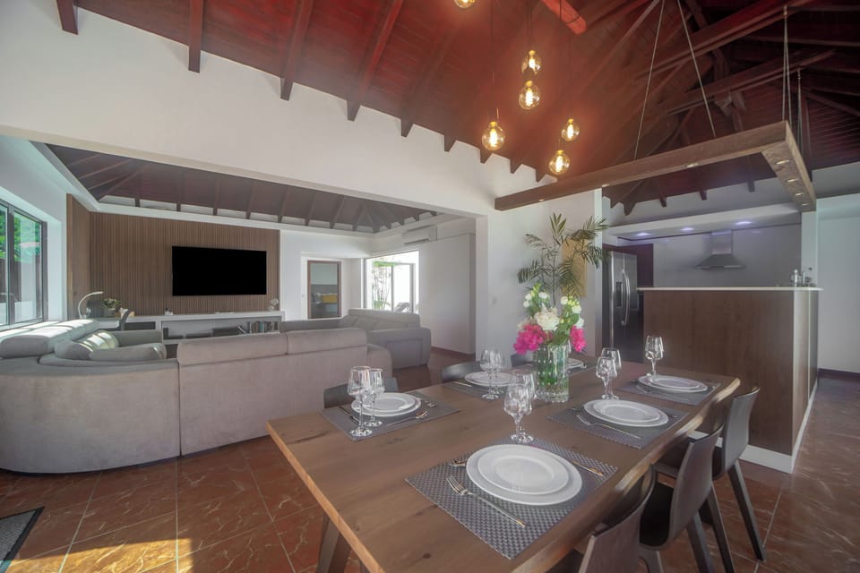 Fully equipped kitchen with electric oven, gas and vitro ceramic stove, microwave, dishwasher, fridge and freezer, ice maker, toaster, regular coffee machine, Nespresso and Italian coffee machines, blender, electric kettle, electric fruit squeezer. Servic