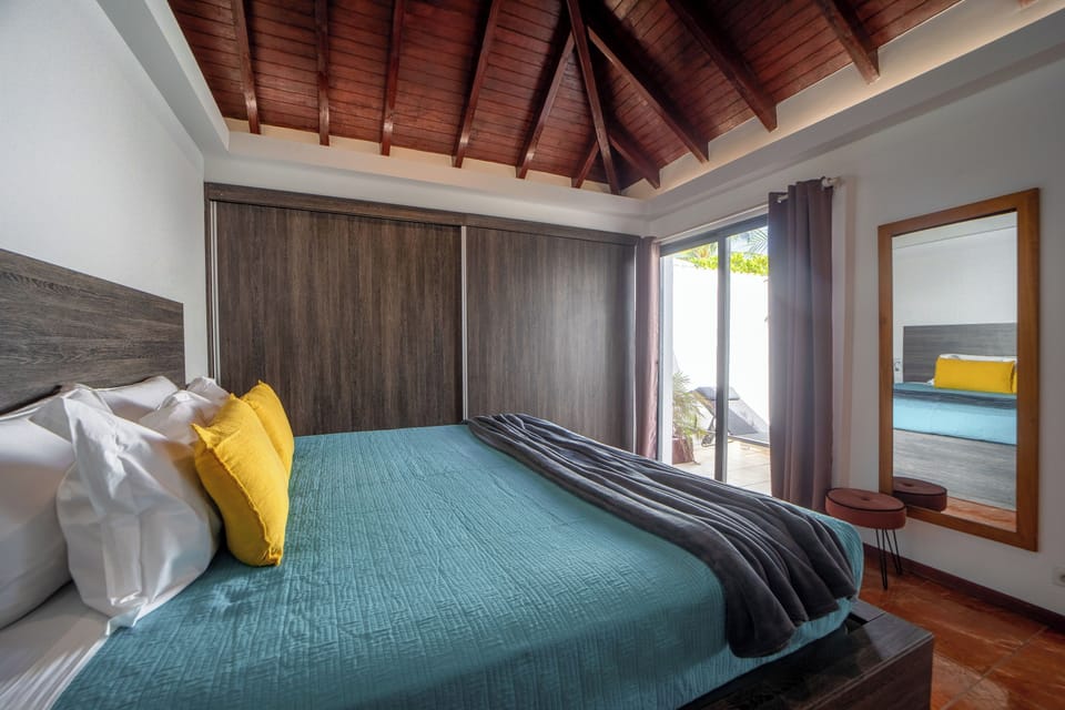 Large king size bed, air conditioning, dressing, safe. Ensuite bathroom with shower, 2 wash basins, hair dryer, towels and beach towels.