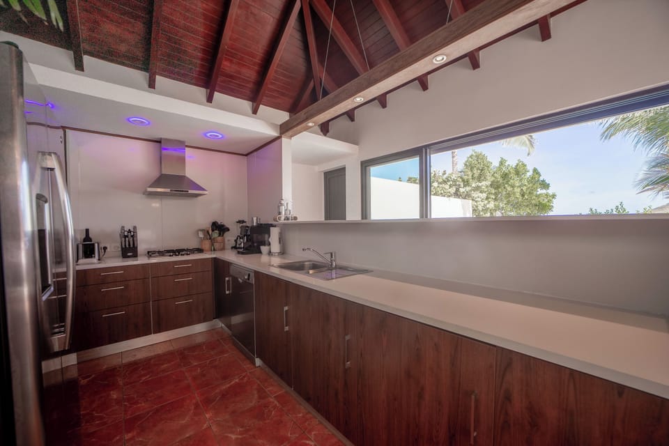 Fully equipped kitchen with electric oven, gas and vitro ceramic stove, microwave, dishwasher, fridge and freezer, ice maker, toaster, regular coffee machine, Nespresso and Italian coffee machines, blender, electric kettle, electric fruit squeezer. Servic