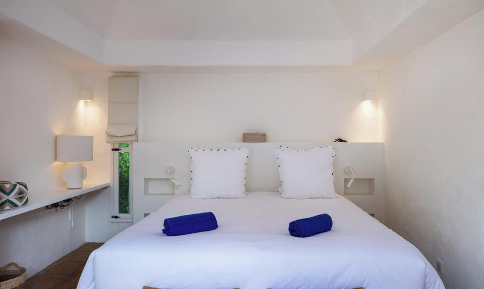 Air conditioning, Euro king bed, safe. Ensuite bathroom, rain head shower, hair dryer. 