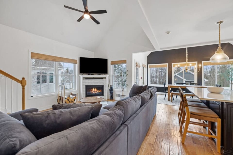 Open concept, modern, newly renovated