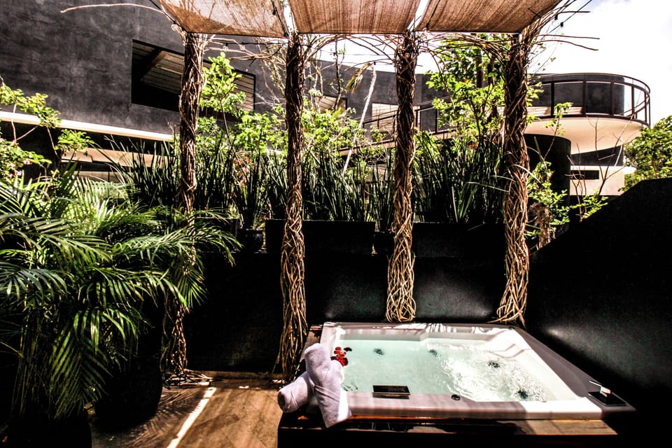 Outdoor spa tub
