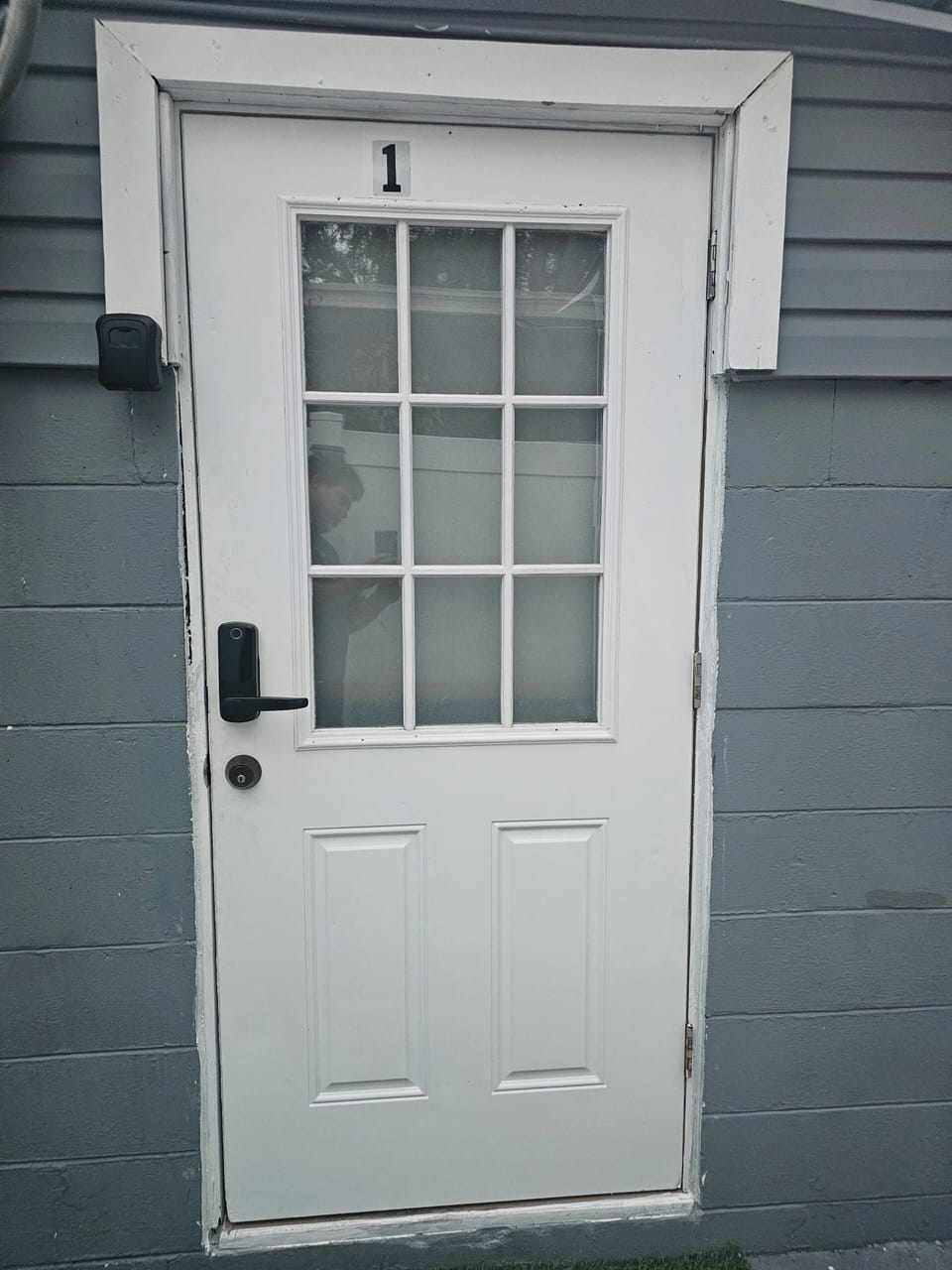 To unlock, enter 4 digit and press #. To lock door will auto shut after 10sec.
