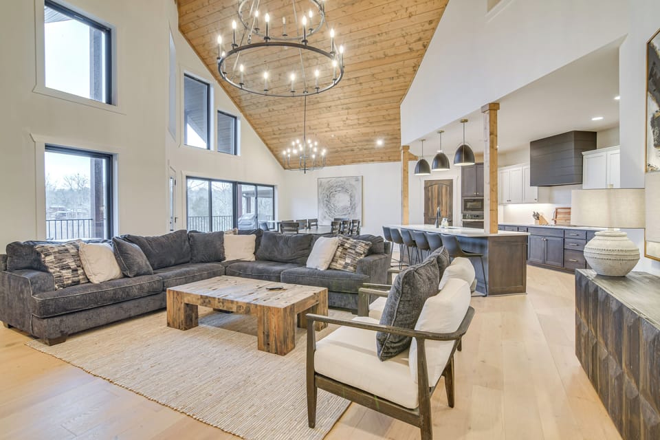 Branson Vacation Rental | 8BR | 7BA | 2 Steps to Enter | 4,500 Sq Ft