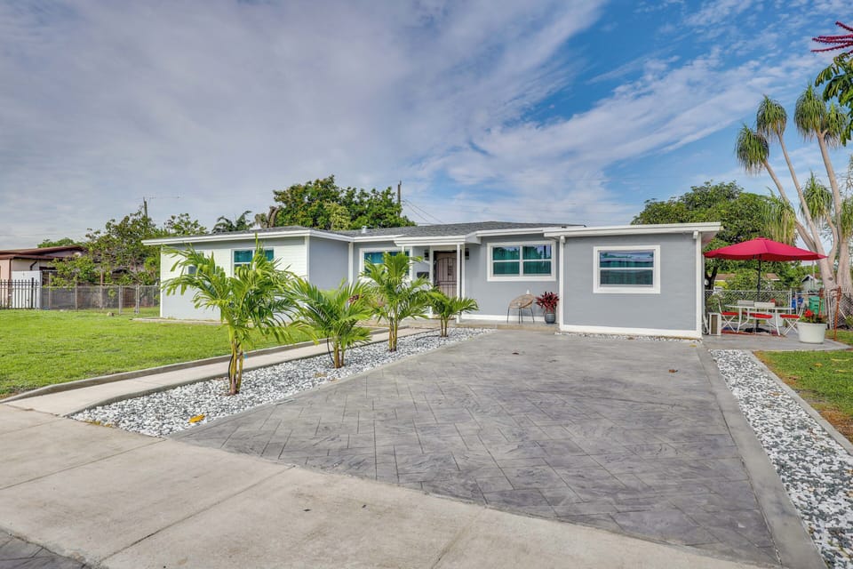 Miami Vacation Rental | Studio | 1BA | 400 Sq Ft | Small Step for Entry