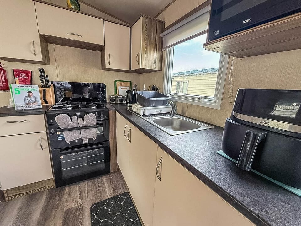 Make your short stays memorable at Broadland Sands Holiday Park, where you can relax in a caravan with a cosy kitchen area and visit local highlights like Great Yarmouth Pier and the Sea Life Centre Great Yarmouth.