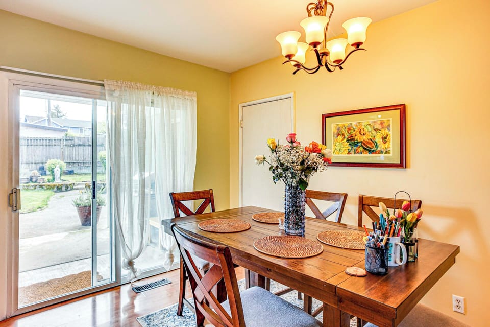 Dining Area | Dishware/Flatware Provided