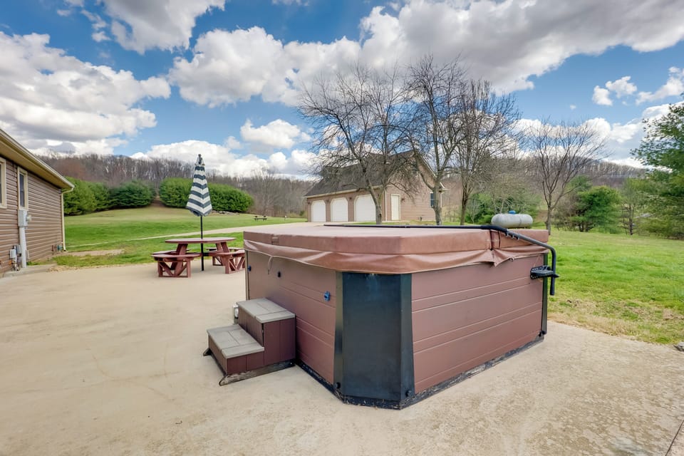 Laurelville Vacation Rental | 4BR | 2BA | 2,000 Sq Ft | 4 Stairs to Access