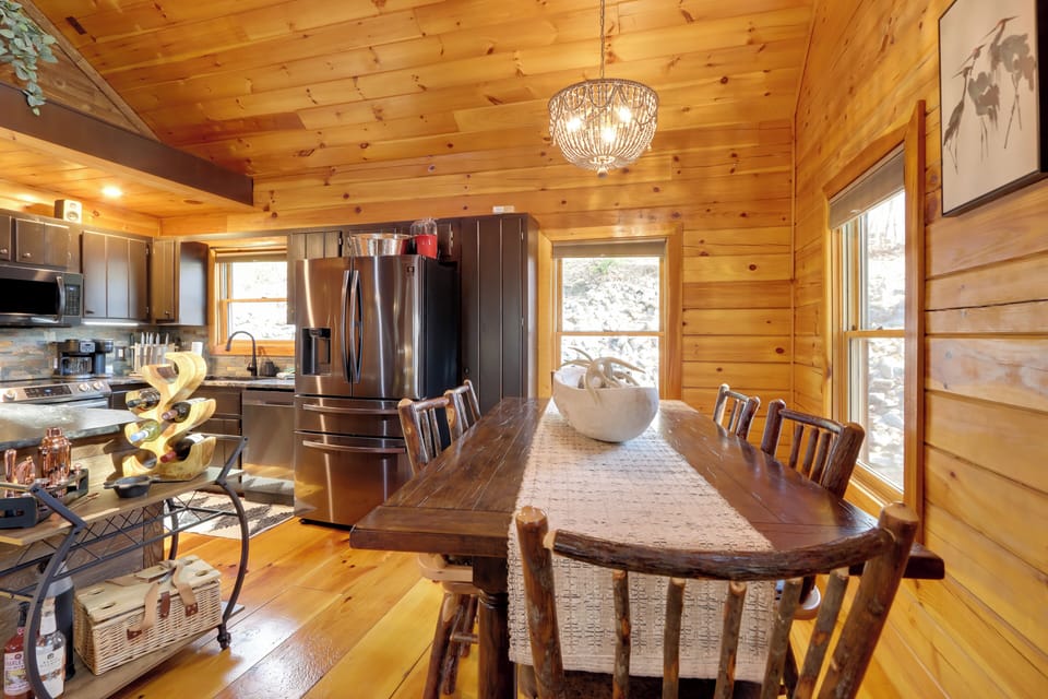 Dining Area | Dishware/Flatware Provided | 1st Floor