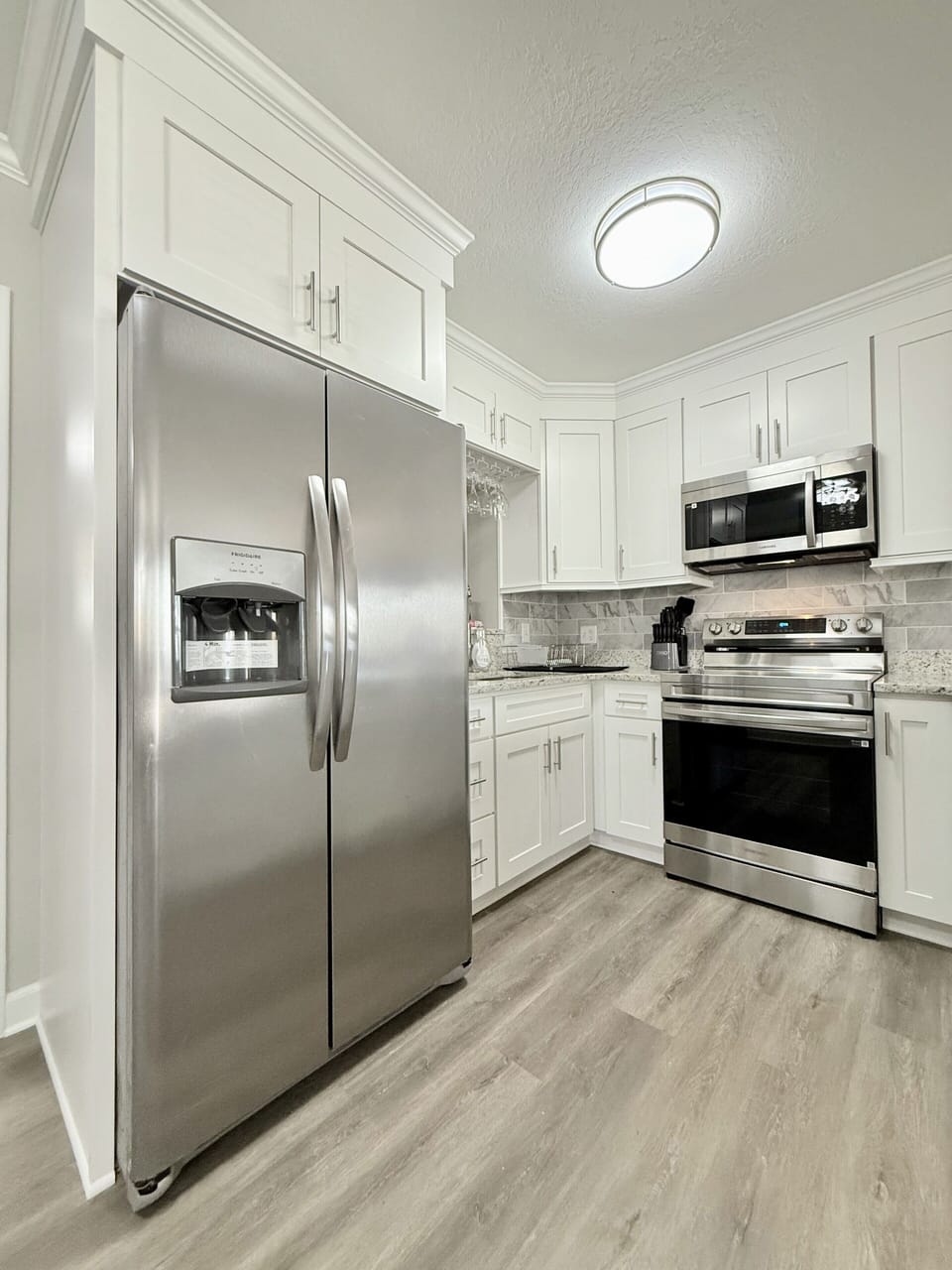 Fully equipped kitchen featuring a spacious kitchen island with 4 bar stools.
