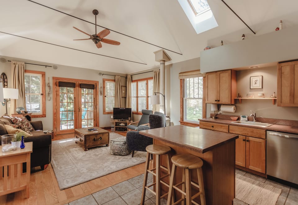 Charming Union Pier Cottage with Open concept living