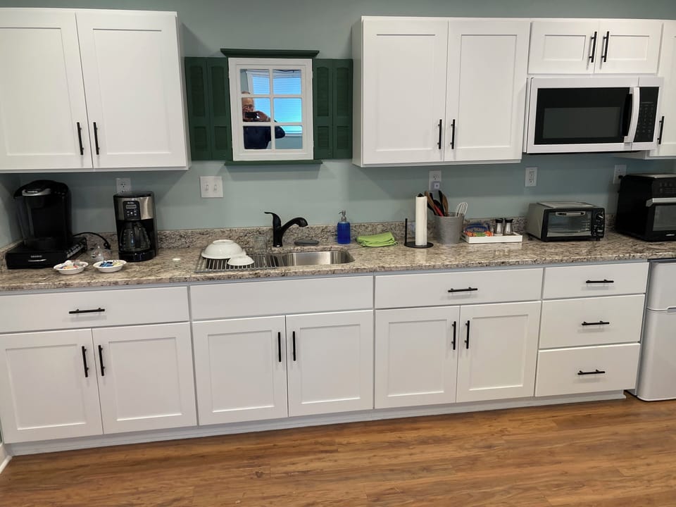 The kitchenette has everything you need for cooking.