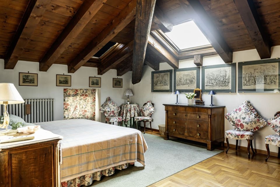 GuestHost - Large apartment with an ancient and romantic flavor of 198 sqm, ideal for 5 people, located on three floors of a renovated period building from 1990 with a lift (stairs to access it). The accommodation is located in the historic center and en Apartment in Verona