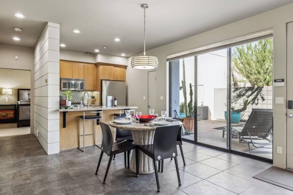 Welcome to our dining area, perfect for gatherings and meals! With a stylish table and comfortable seating, it’s ideal for sharing delicious food and great conversations. Enjoy a warm ambiance that makes every meal feel special during your stay!