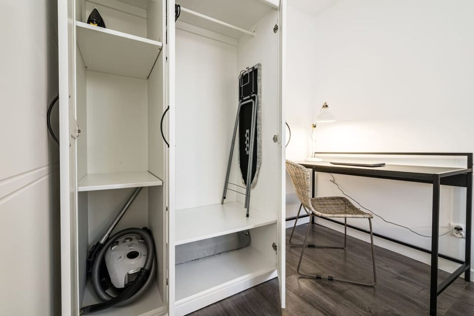 Second Bedroom with Queen Bed, Working Desks and Smart TV | Book Now with RENTUJEMY.COM