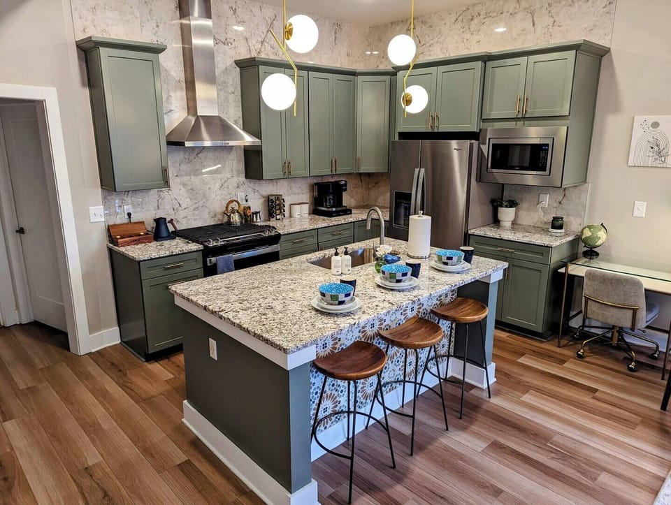Townhouse 2: Spacious and stylish kitchen, fully equipped for your culinary adventures, featuring modern appliances and a cozy breakfast bar – perfect for enjoying your morning coffee or sharing a meal with loved ones.