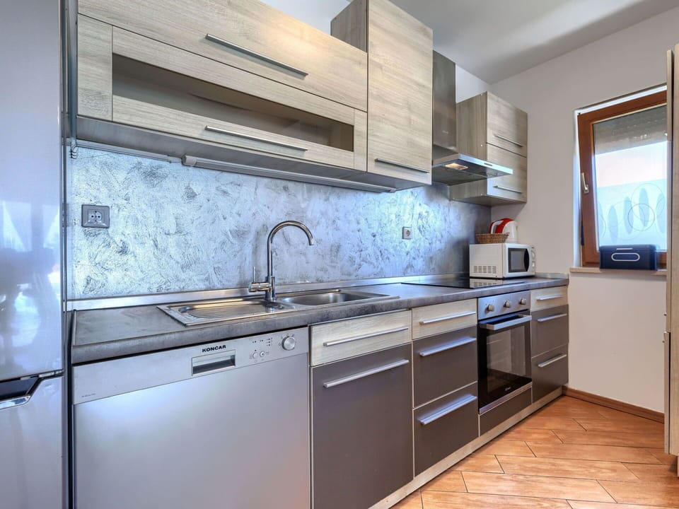 Kitchen, Kitchen Appliance, Countertop, Cabinetry, Major Appliance, Home Appliance, Wood, Kitchen Sink, Flooring, Kitchen Stove