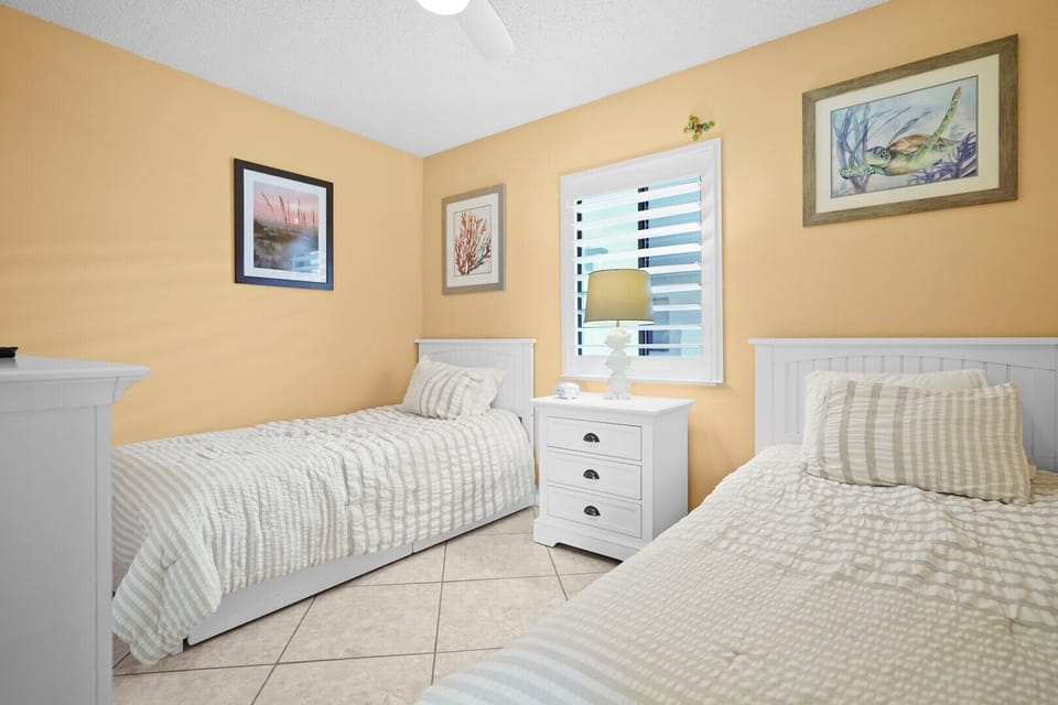Guest Bedroom - 2 twin beds