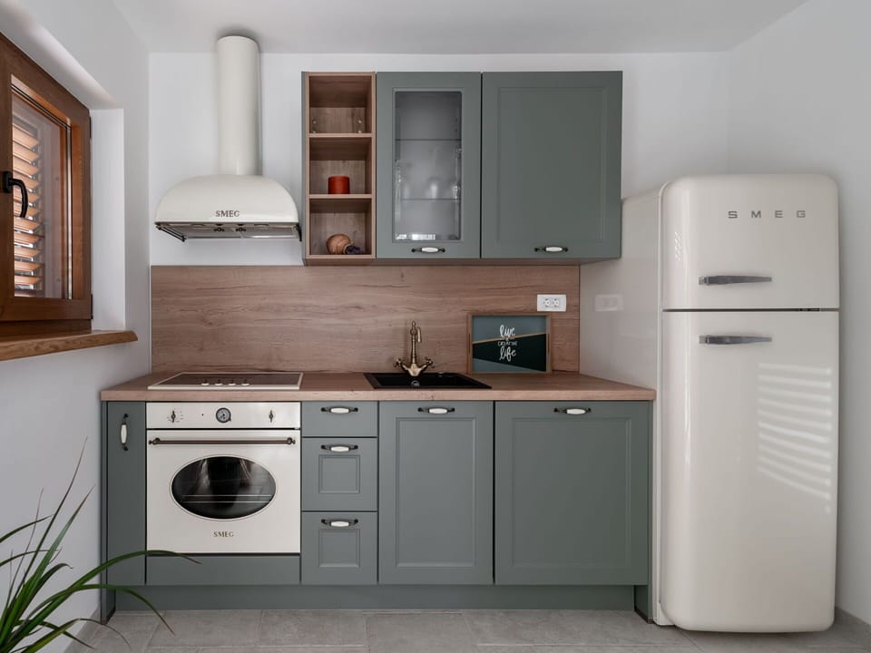 Kitchen Appliance, Kitchen, Countertop, Cabinetry, Major Appliance, Home Appliance, Furniture, Interior Design, Wood, Kitchen Stove