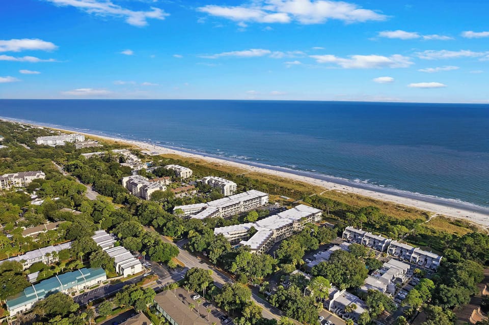 Soft sand, warm sunshine, and endless ocean views—this is Hilton Head beach life at its best.