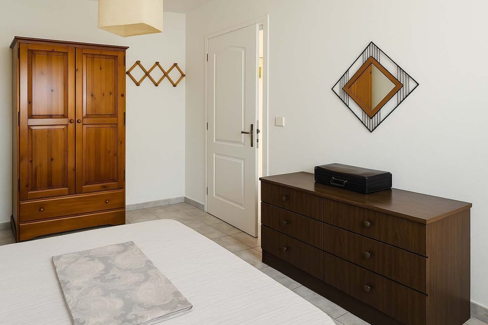 Air-Conditioned Bedroom with Storage Space
Bedroom equipped with air conditioning and wardrobe space for a comfortable and organized stay.