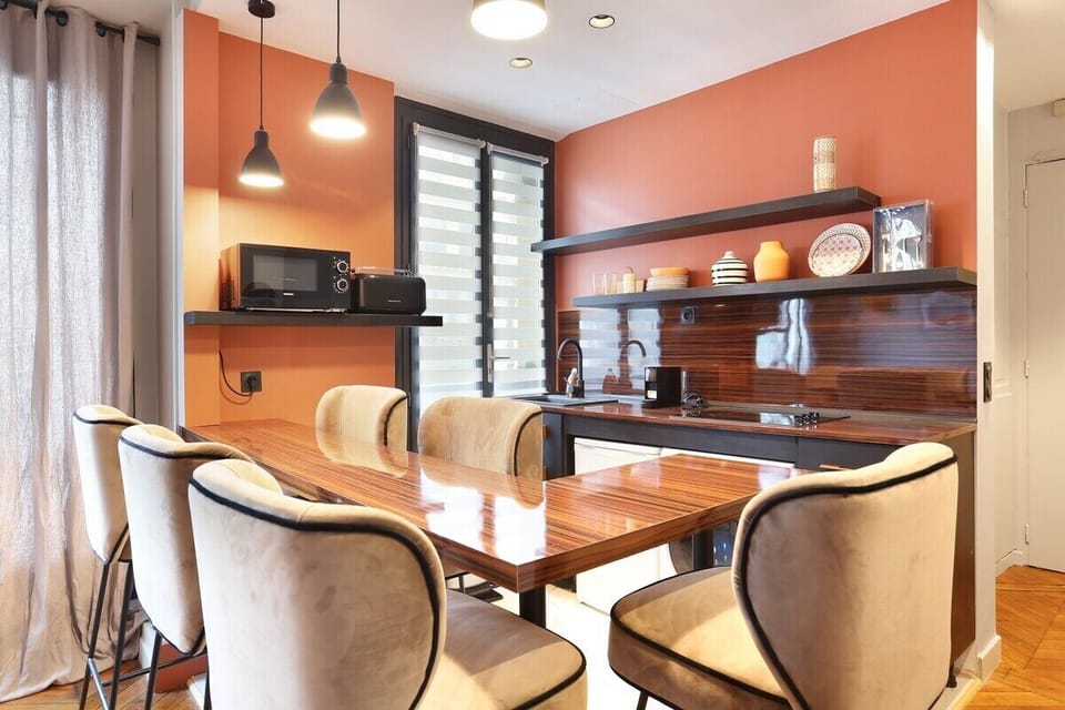 Cuisine américaine avec table haute pour diner