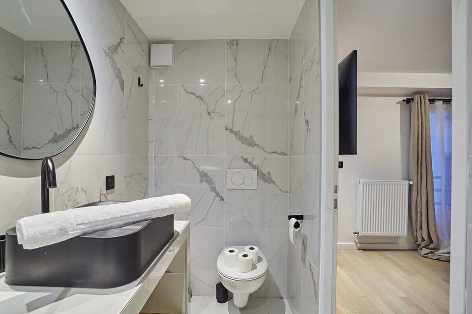 SDB AVEC DOUCHE LAVABO ET TOILETTE