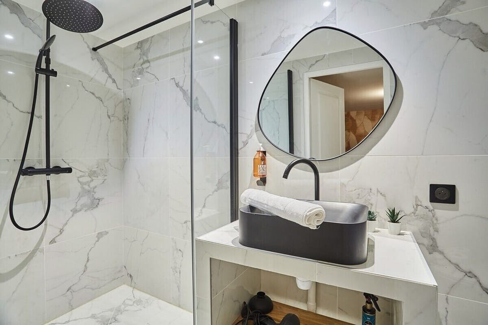 SDB LAVABO DOUCHE ET TOILETTE