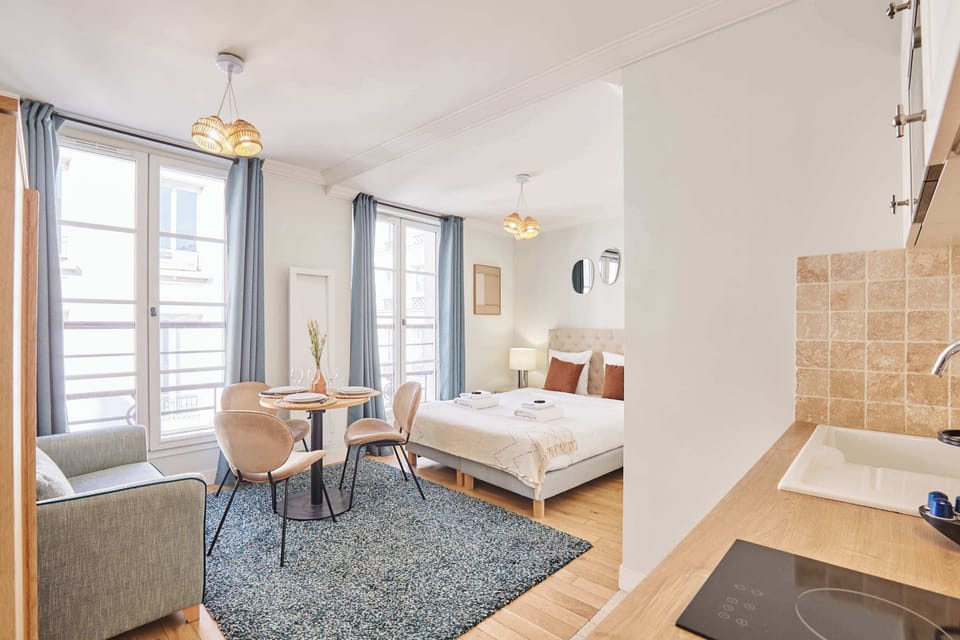 Suite avec lit queen size, canapé lit simple (1 personne), cuisine ouverte et espace repas