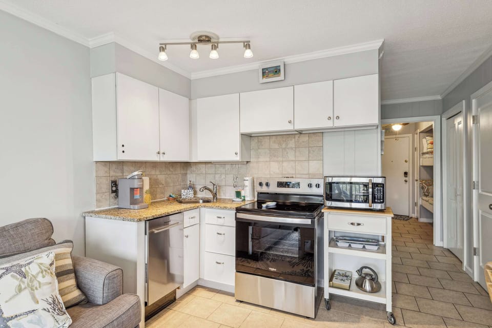 Full kitchen for quick meals!