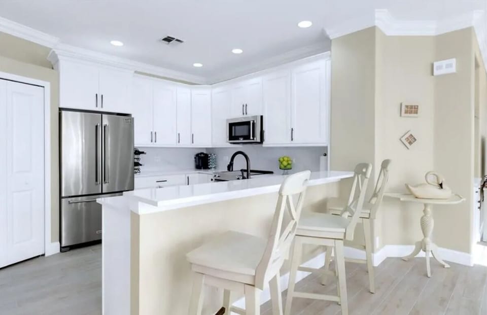 Kitchen / Breakfast Bar