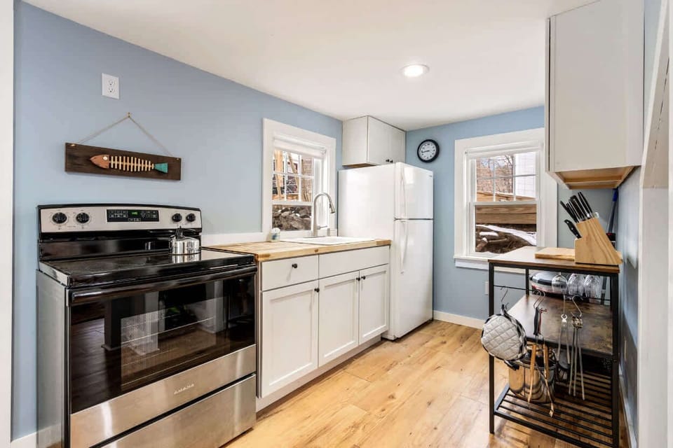 Sip morning coffee or grab a bite in the cottage’s eat-in kitchen