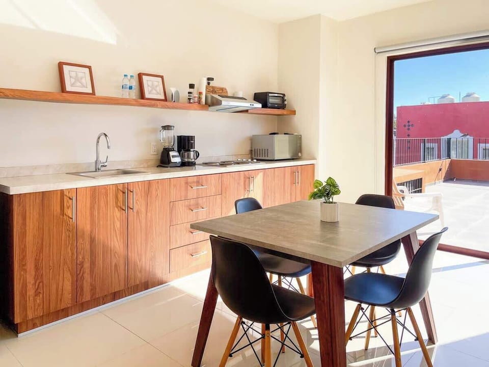 Comedor junto a la terraza, con buena luz natural y acceso directo al exterior. Un espacio cómodo para comer tranquilo o disfrutar un café con vista al Centro Histórico.