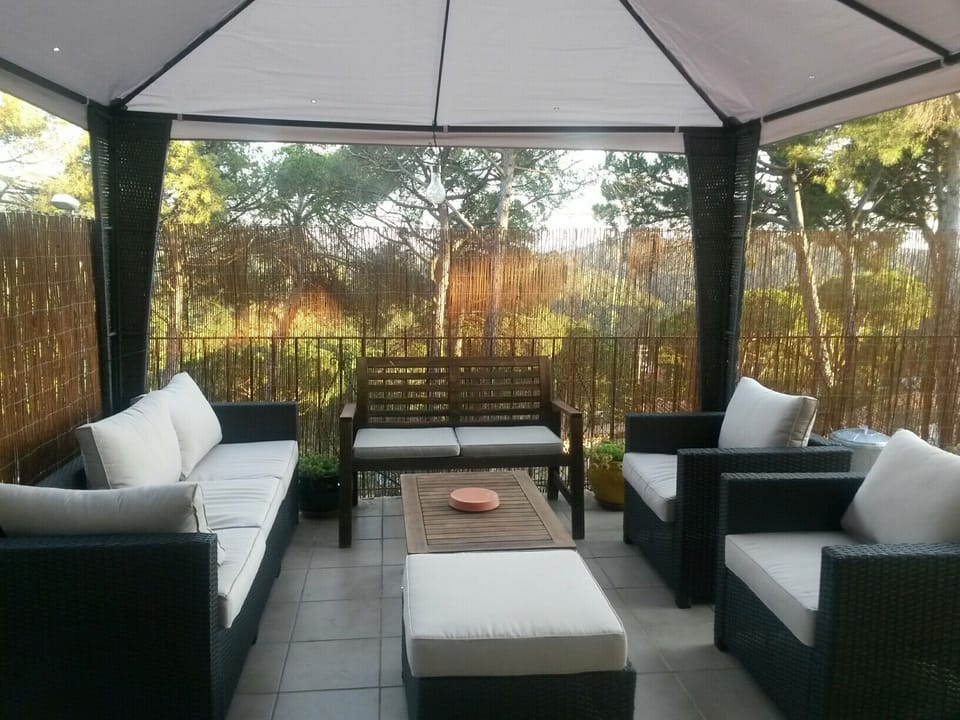 chill out next to pool