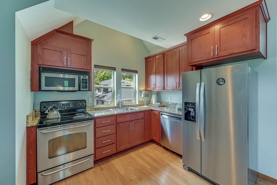 FULL KITCHEN