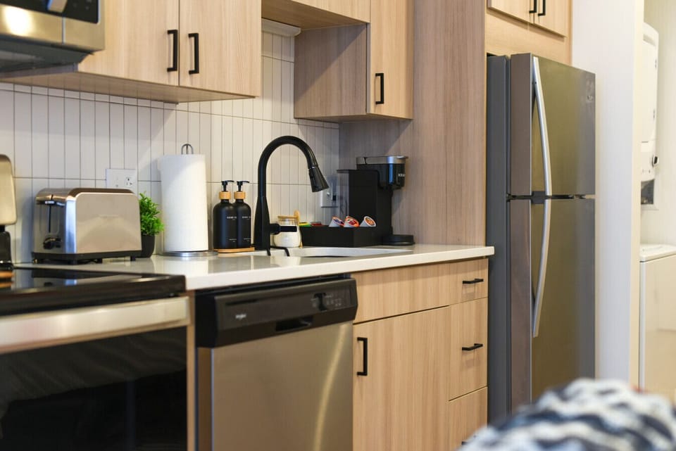 Bright full kitchen equipped with all essentials for cooking and dining 🍴