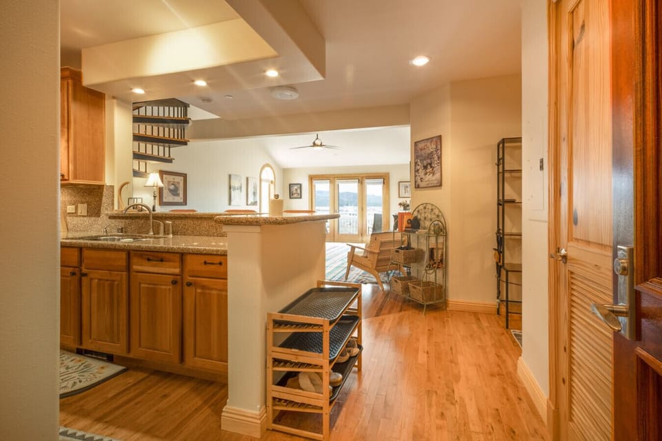 Please remove shoes before entering