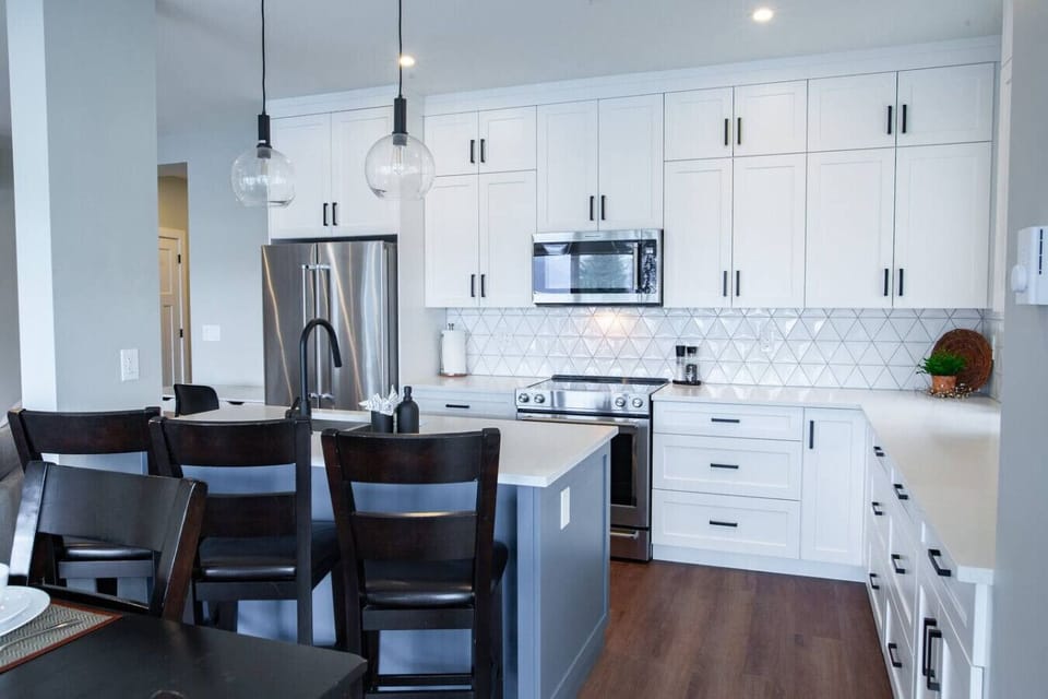 High-end appliances and all the essentials for your morning coffee or evening meal.