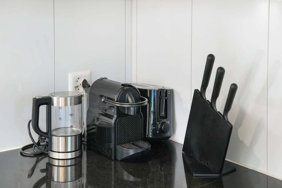 Moderne Küche inklusive Kaffeemaschine, Toaster und Wasserkocher