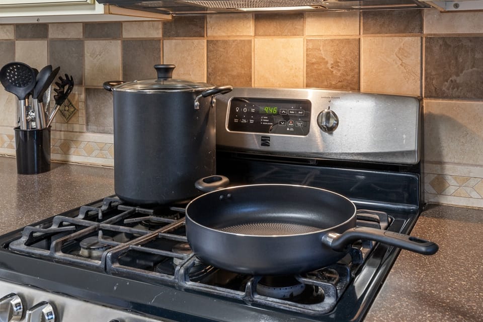 Has pots and pans