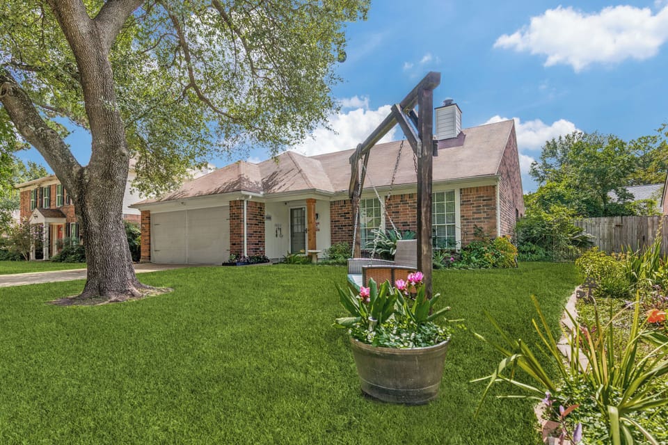 Lush front gardens & a swing to relax & soak up the Texas sun!