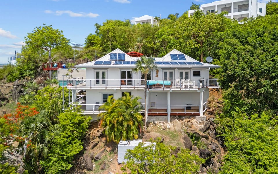 On the top floor are three bedrooms, two bathrooms, the main living room and kitchen. On the second floor you will find the full apartment with fourth bedroom, third bathroom and second living room and kitchen.